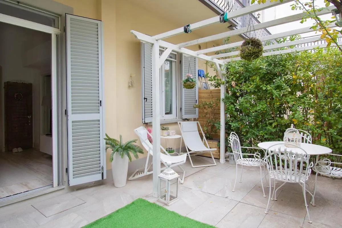 Stylish 2 Bedroom Flat - Garden Florence 0*,  Italy